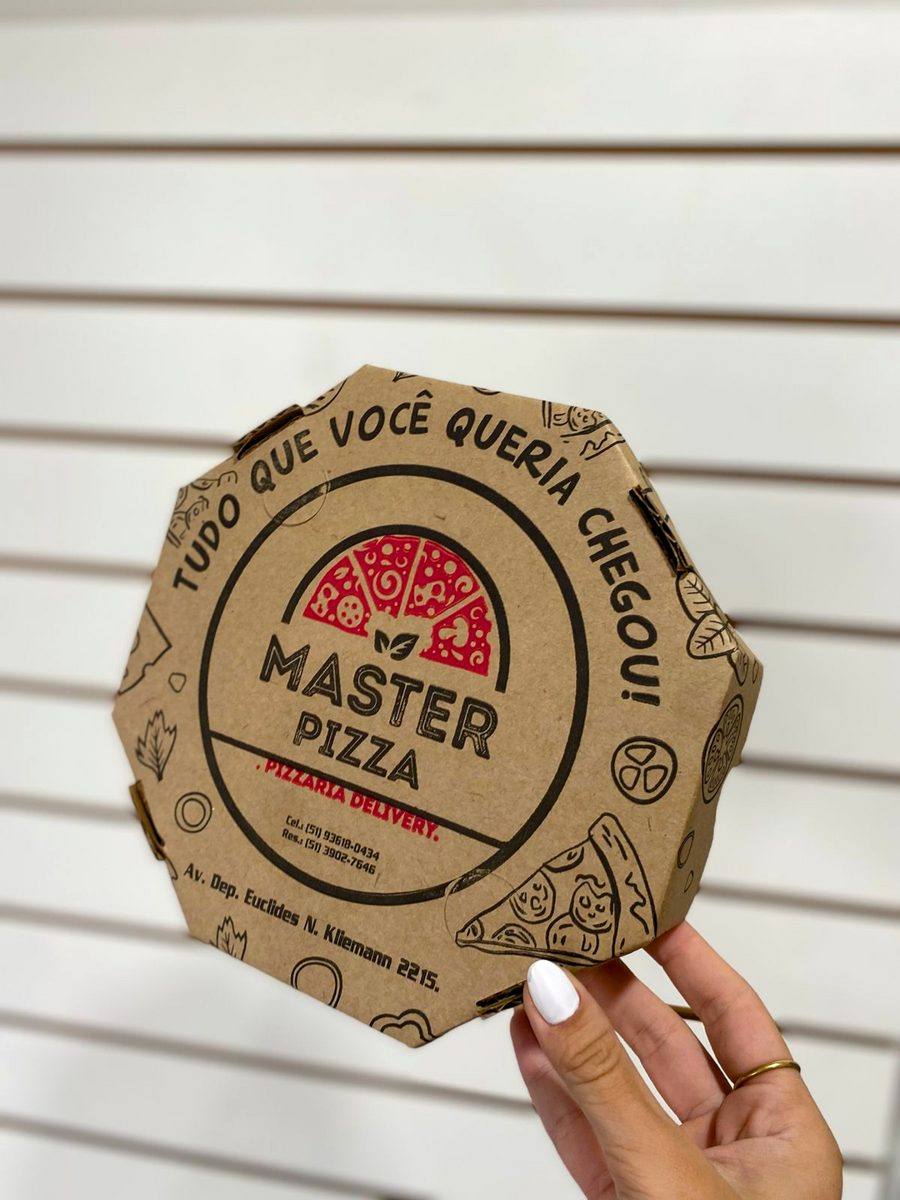 Pilha de caixas de pizza pardas personalizadas da MSM Embalagens com uma pizza sobre elas